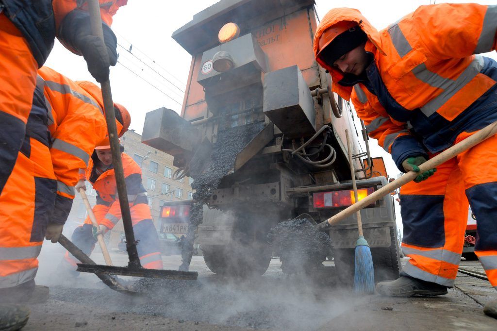 Более восьми тысяч ям на дорогах устранили за зиму в столице. Фото: архив, «Вечерняя Москва»