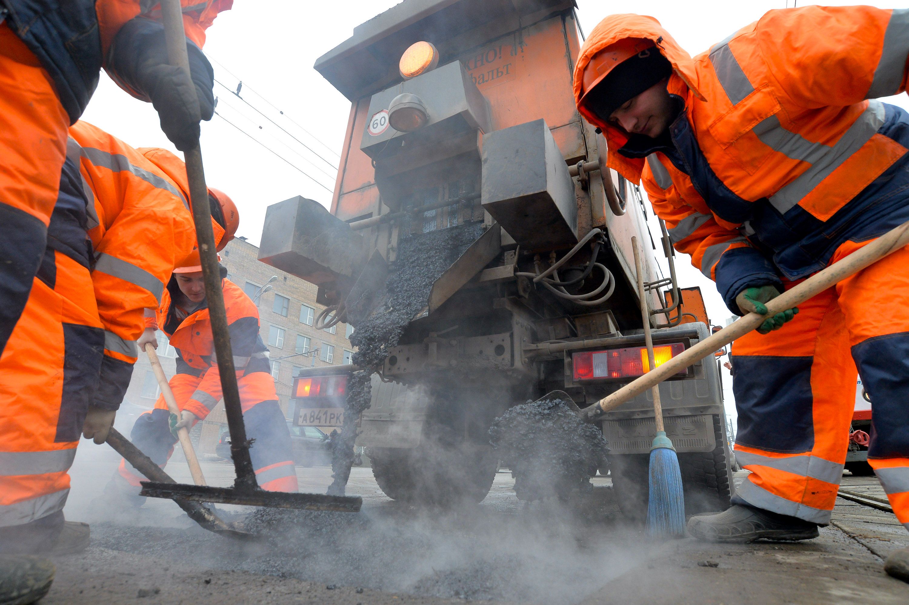 Более восьми тысяч ям на столичных дорогах устранили за прошедшую зиму