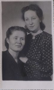 1947 год. После войны Мария Айкашева работала заведующей библиотекой. На фото она с коллегой. Фото: из личного архива