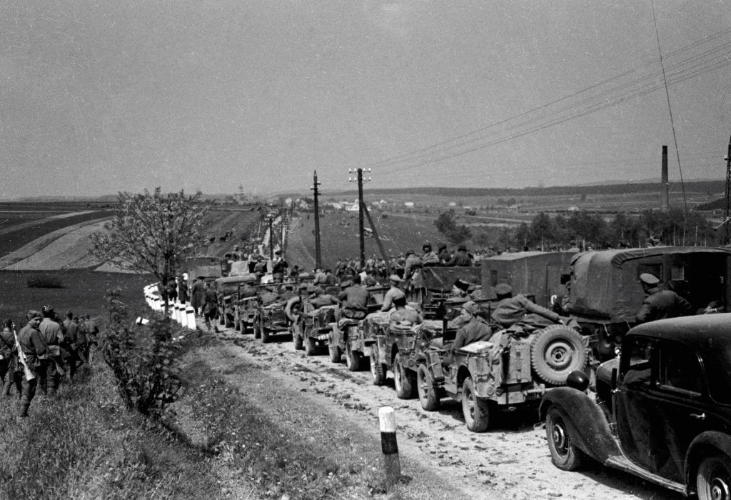 1 мая 1945 года. Советские войска на марше по дороге Брно — Прага. Фото: Федор Левшин, РИА НОВОСТИ