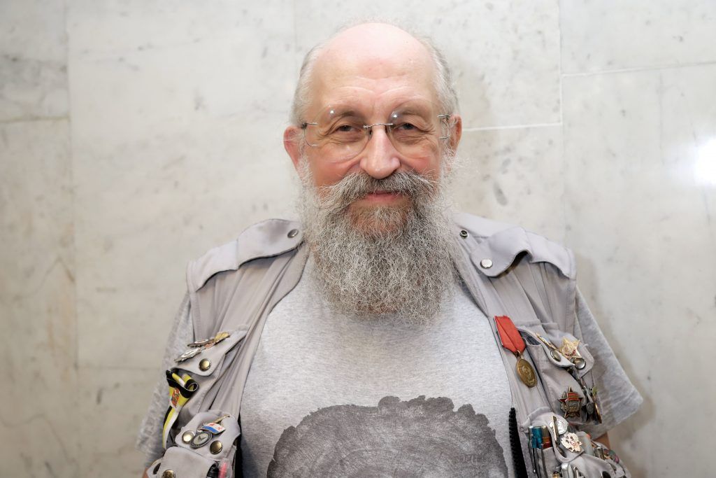 Анатолий Вассерман носит в своей знаменитой жилетке более сотни предметов, как сам говорит, «на все случаи жизни». Фото: PERSONAS TASS