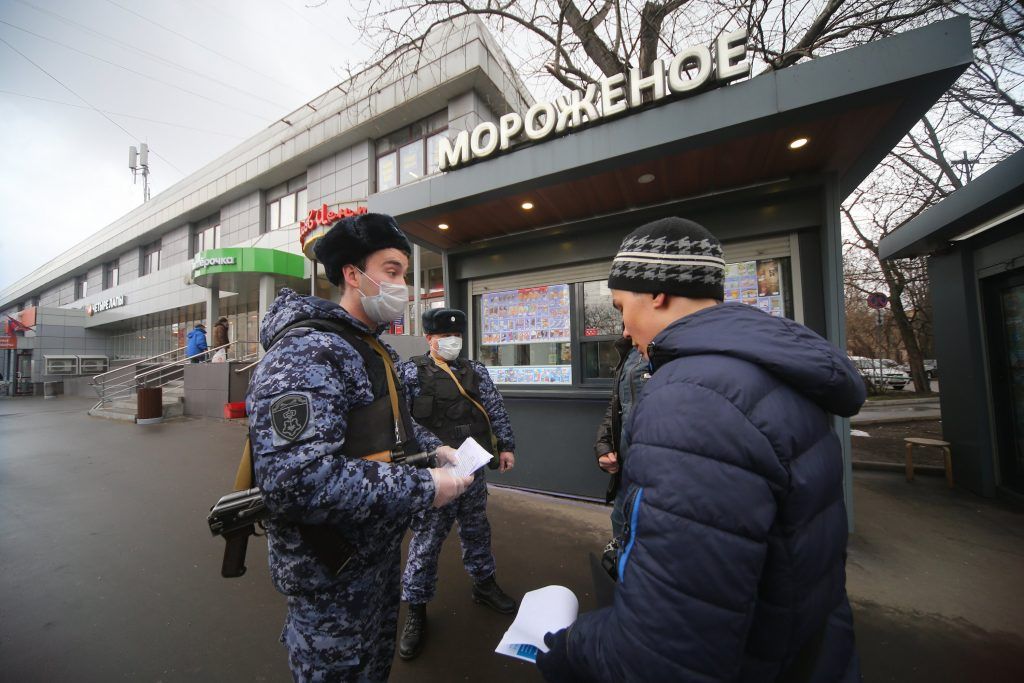 2 апреля 2020 года. Сотрудники Росгвардии проводят профилактические беседы с москвичами по соблюдению режима самоизоляции. Фото: Агентство городских новостей «Москва»