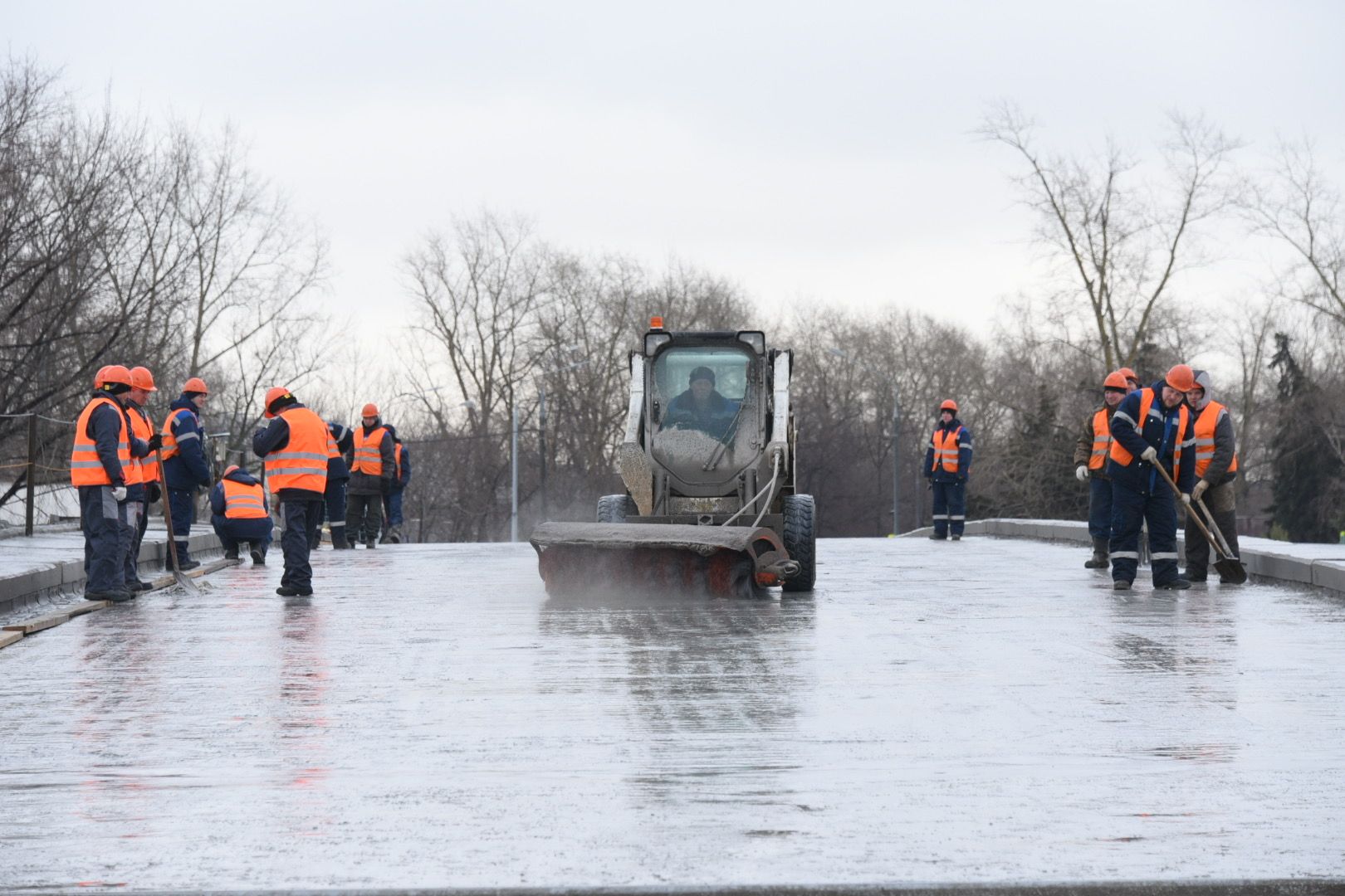 Три миллиона человек продолжают работать в обычном режиме в Москве