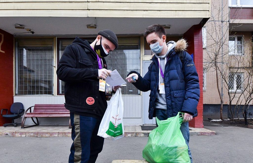 Около 1,2 тыс волонтеров и 10 тыс соцработников помогают пожилым москвичам на самоизоляции. Фото: сайт мэра Москвы