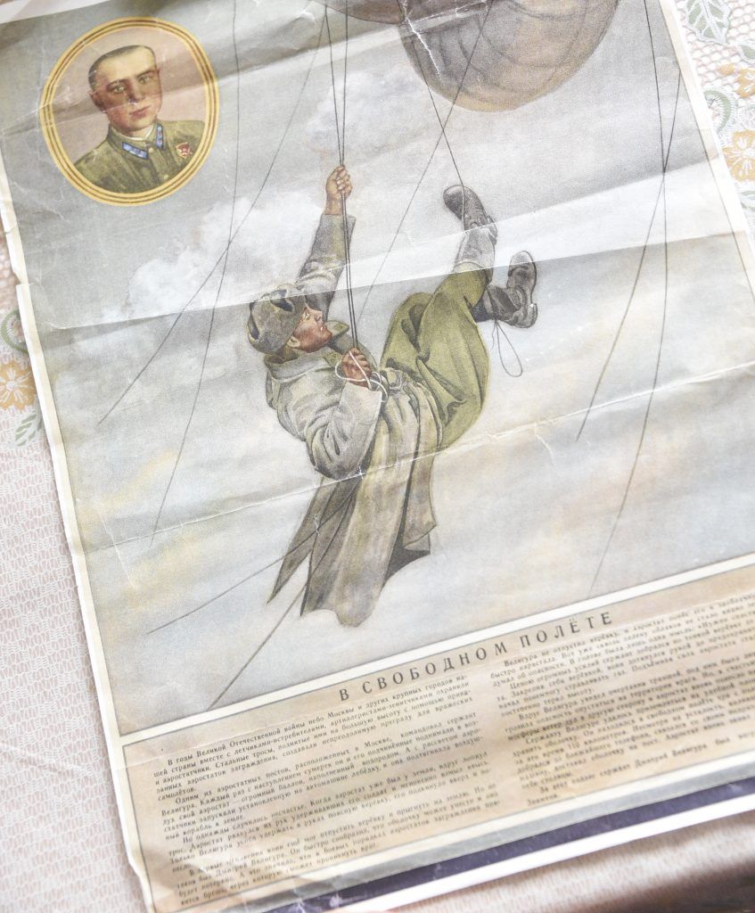 Фрагмент плаката «В свободном полете» (1956, художник Александр Стадник), посвященного подвигу сержанта 