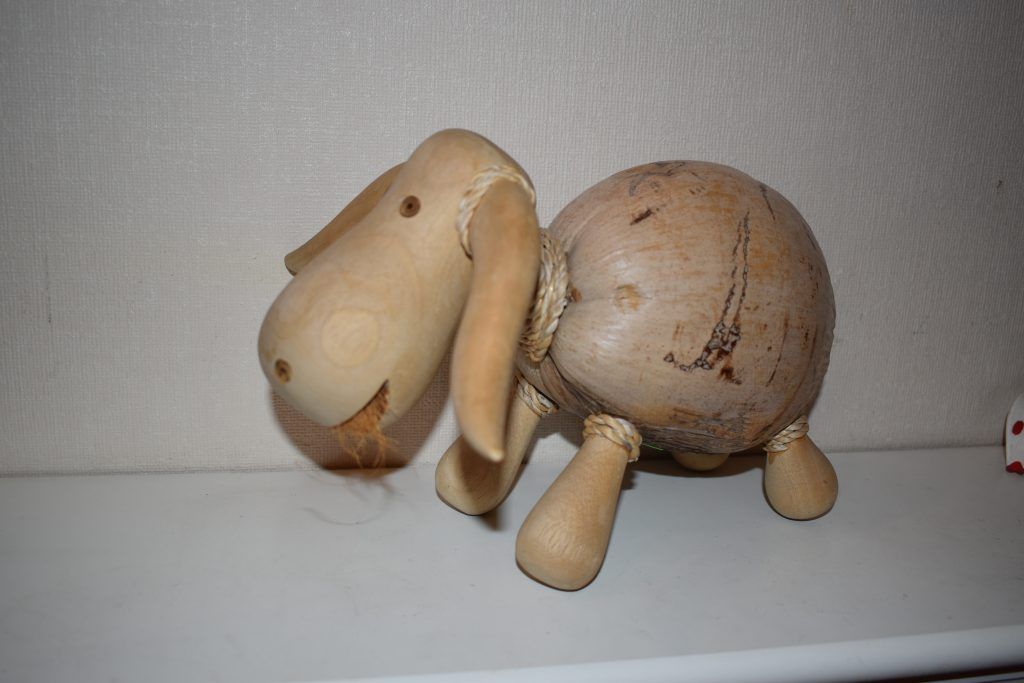Фигурка коровы из кокосового ореха. Подарок. Автор неизвестен.