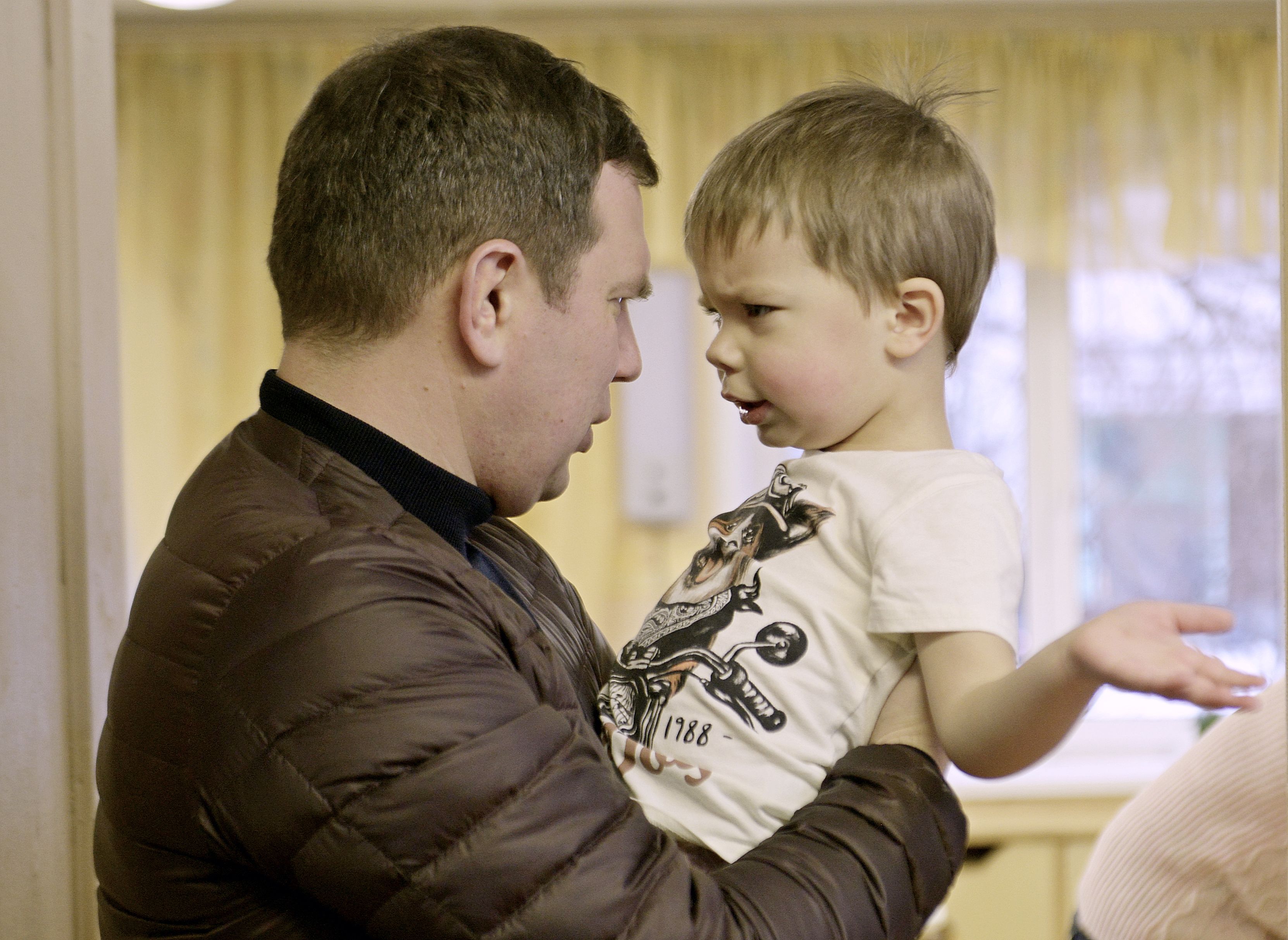 Ребенок хочет быть с папой. Отцовство картинки. Отцовство фотосток. Родители и дети. Ребенок знакомится с отчимом.