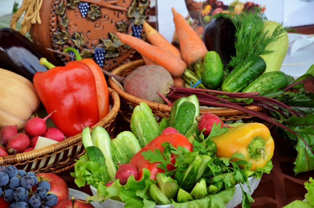 Сотрудники Даниловского рынка поделились секретами долгого хранения фруктов и овощей. Фото: Анна Быкова