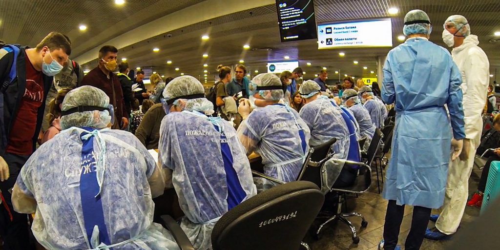 За неделю спасатели встретили в аэропортах столицы более полутора тысяч человек. Фото: пресс-служба ГОЧСиПБ