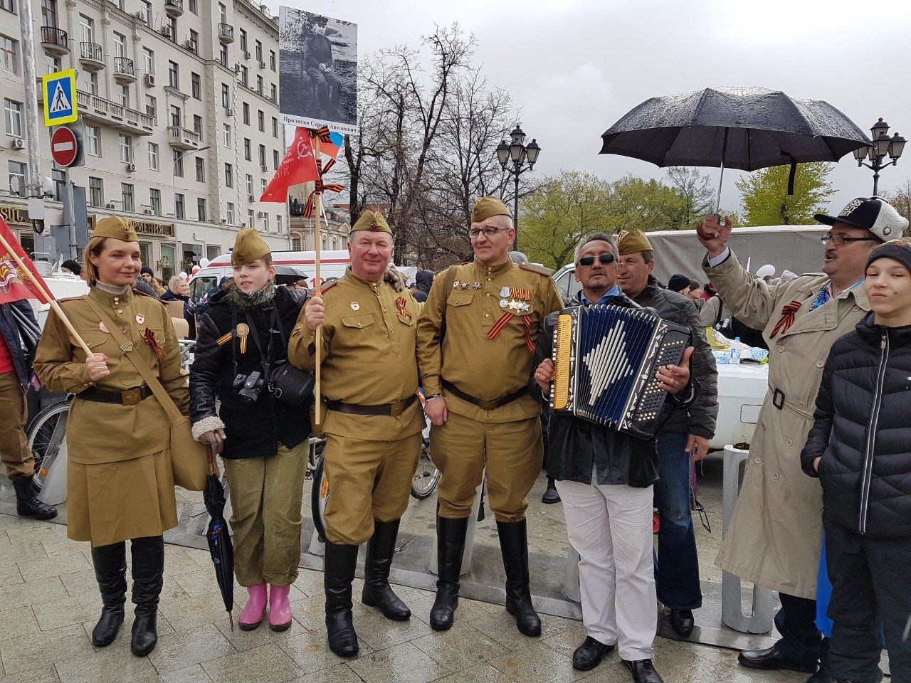 Московские спасатели поздравили ветеранов войны с 75-летием Победы