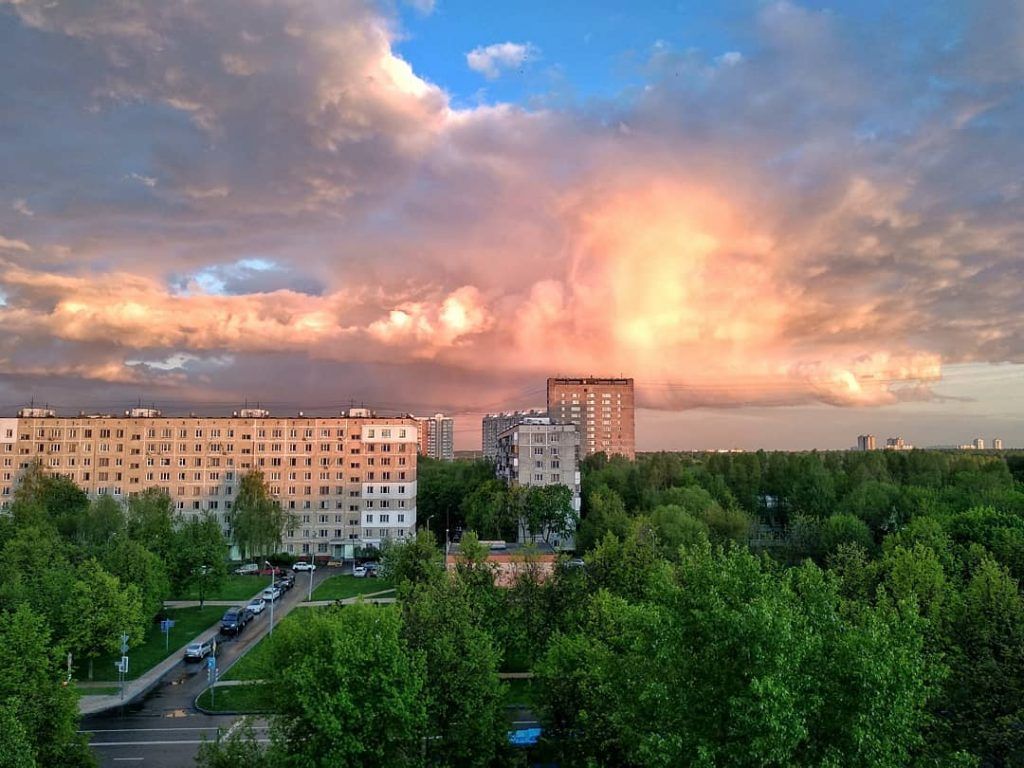 Парящий дракон: природное явление запечатлели в небе Орехова-Борисова Северного. Фото: пользователь @marinavoikina в Instagram