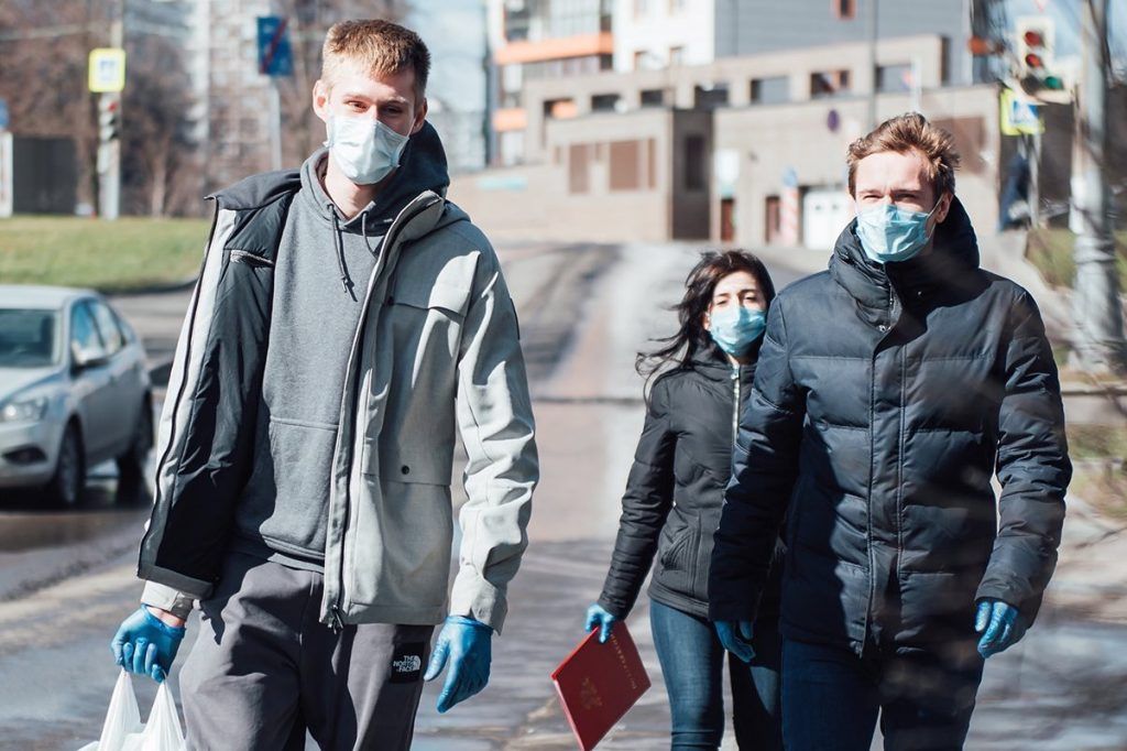 Волонтеры помогают скрасить жизнь в период пандемии. Фото: сайт мэра Москвы