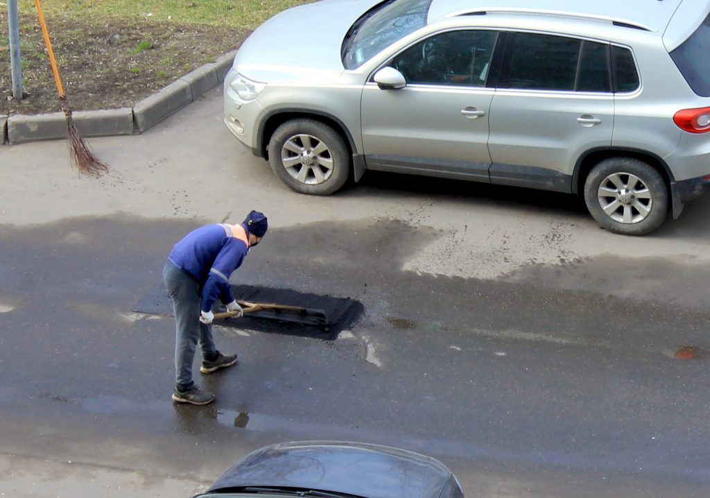 Специалисты устранят недостатки асфальтового покрытия в Нагатинском Затоне. Фото: Мария Канина