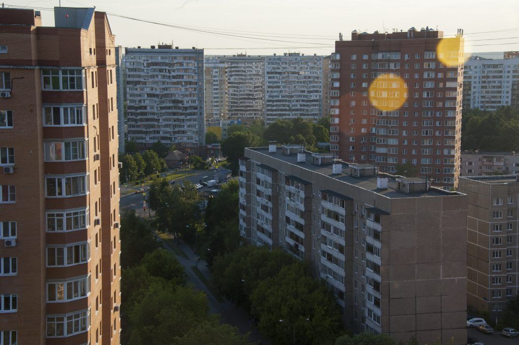 Кровли шести домов обновят в Орехове-Борисове Южном. Фото: Александр Кожохин, «Вечерняя Москва»