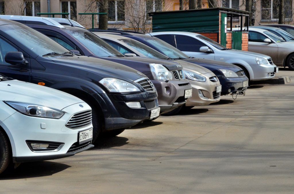 СМС-оповещения о возможности продлить парковочное разрешение получили более девяти тысяч водителей. Фото: Анна Быкова