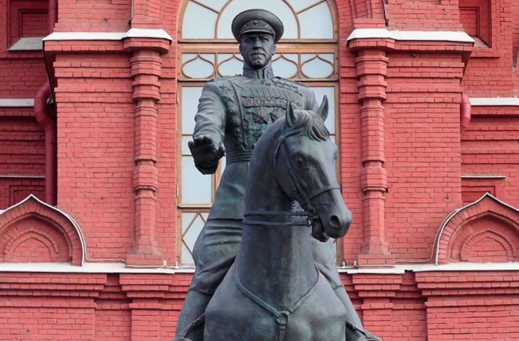 В Москве волонтеры возложили цветы к военным мемориалам от имени ветеранов. Фото: сайт мэра Москвы