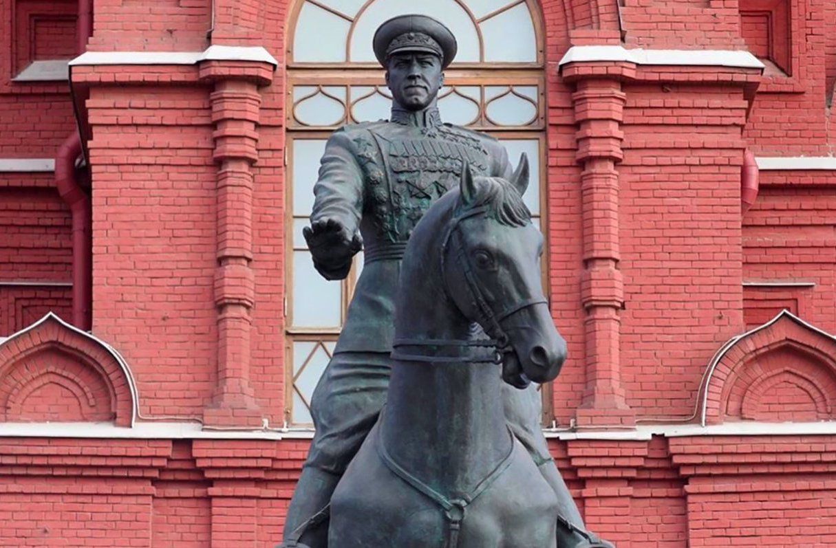 В Москве волонтеры возложили цветы к военным мемориалам от имени ветеранов