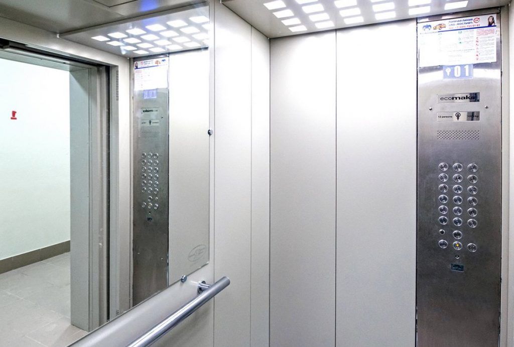 Депутаты Царицына проверили работы по замене лифтов в трех домах района. Фото: сайт мэра Москвы