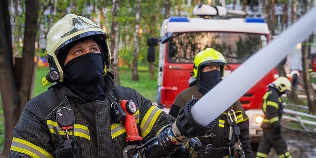 Пожарные и спасатели столицы в майские праздники спасли 6 человек и оказали помощь 158 пострадавшим. Фото: пресс-служба ГОЧСиПБ