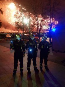 Пожарные и спасатели столицы 9 мая приняли участие в акции «Фонарики Победы». Фото: пресс-служба ГОЧСиПБ