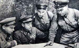 29 августа 1941 года. Слева направо: дивизионный комиссар Дмитрий Лестев, генерал-майор Констан тин Рокоссовский, комбат Гуревич (имя неизвестно) и полковник Михаил Малинин. Фото: из семейного архива