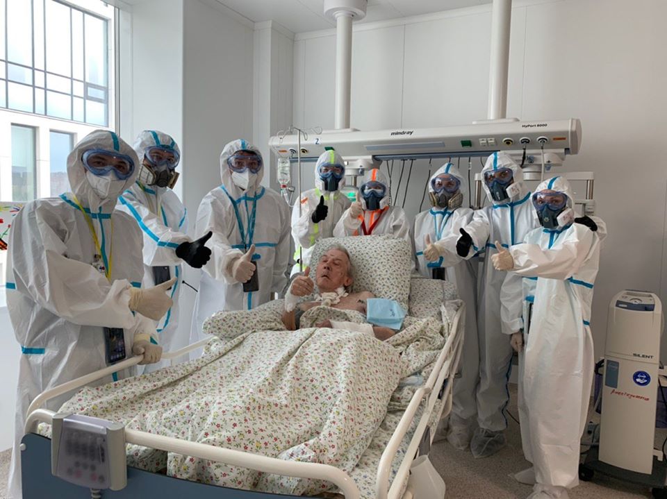25 мая 2020 года. 94-летний пациент больницы в Коммунарке в окружении медиков. Фото: страница Дениса Проценко в соцсети FACEBOOK