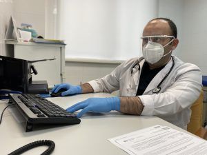 20 июня 2020 года. Врач Парвиз Азизов на рабочем месте. Фото: Василиса Чернявская