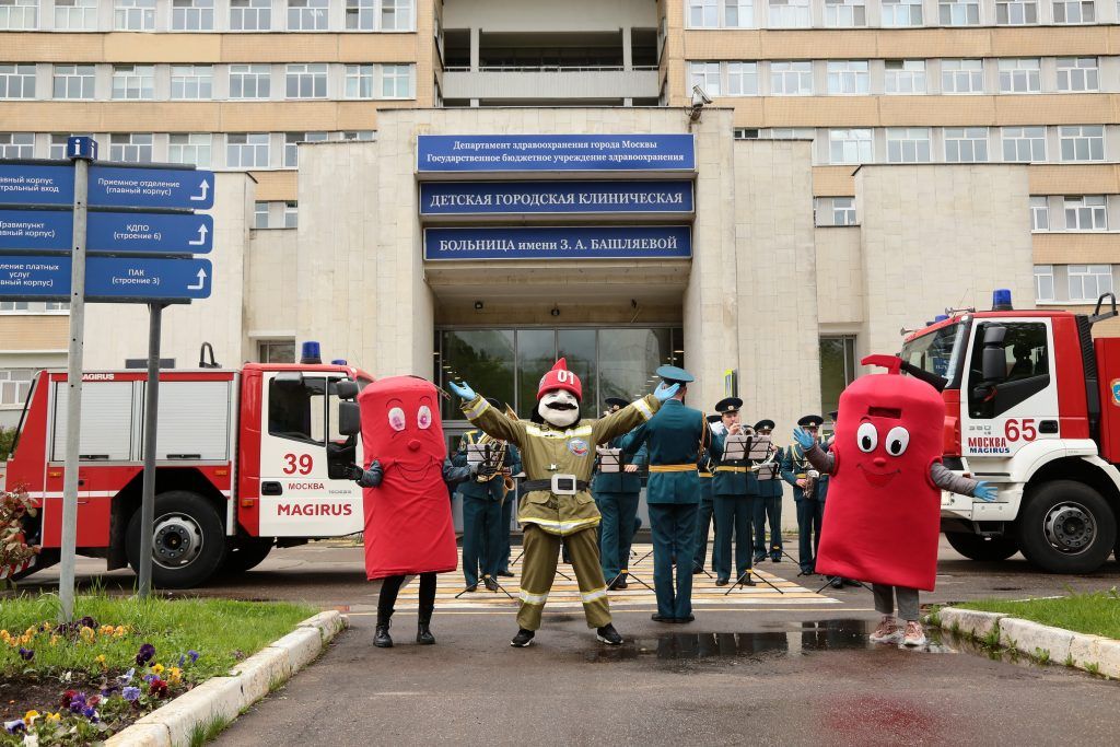 МЧС России поздравило пациентов ДГКБ им. Башляевой с Днем защиты детей. Фото: пресс-служба Управления по ЮАО Главного управления МЧС России по г. Москве