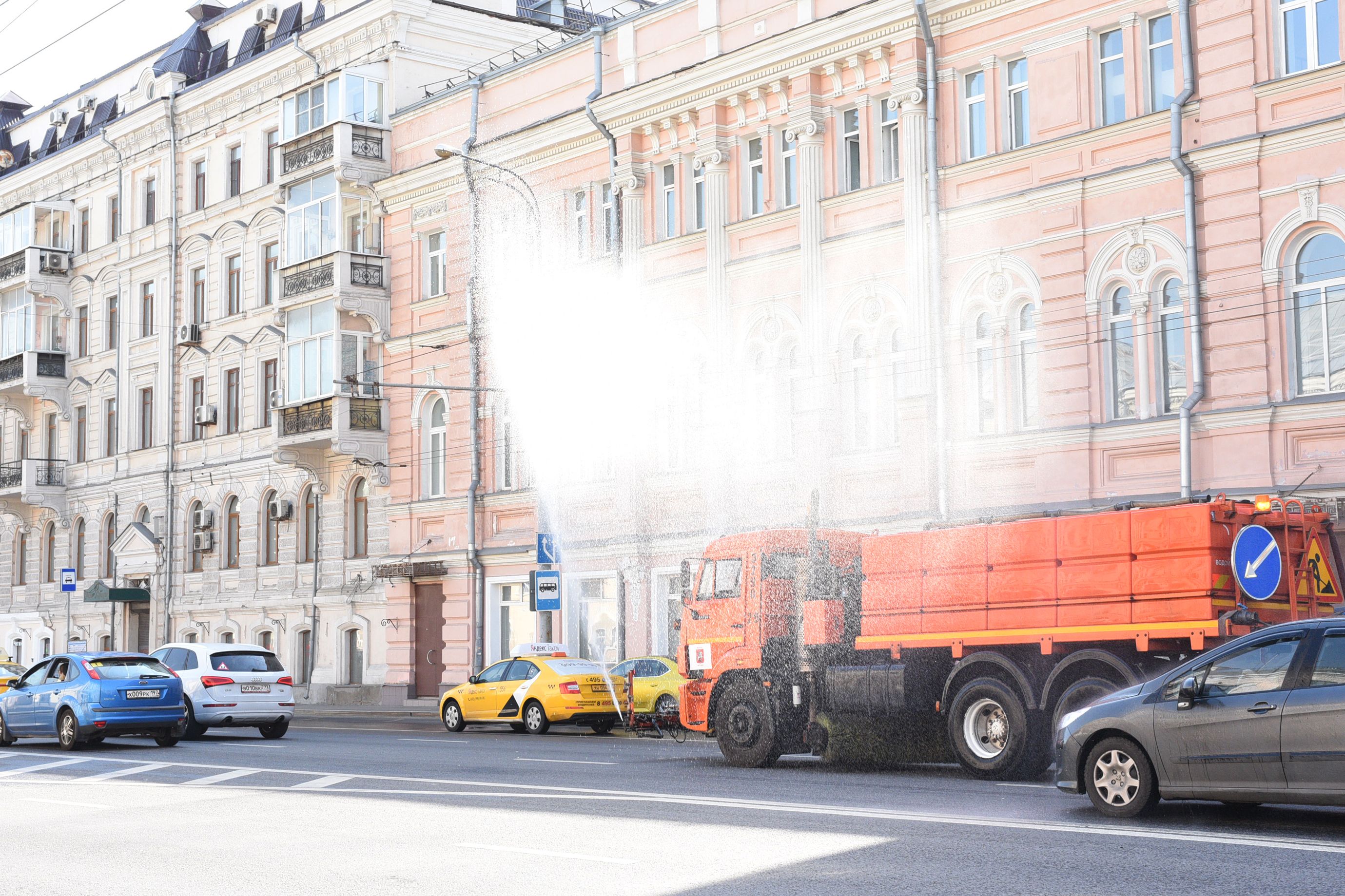 Все поливальные машины выехали на улицы Москвы из-за жаркой погоды