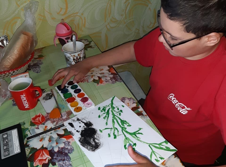 Ученики школы №904 учатся готовить и рисовать в виртуальном кружке. Фото предоставили в пресс-службе школы №904