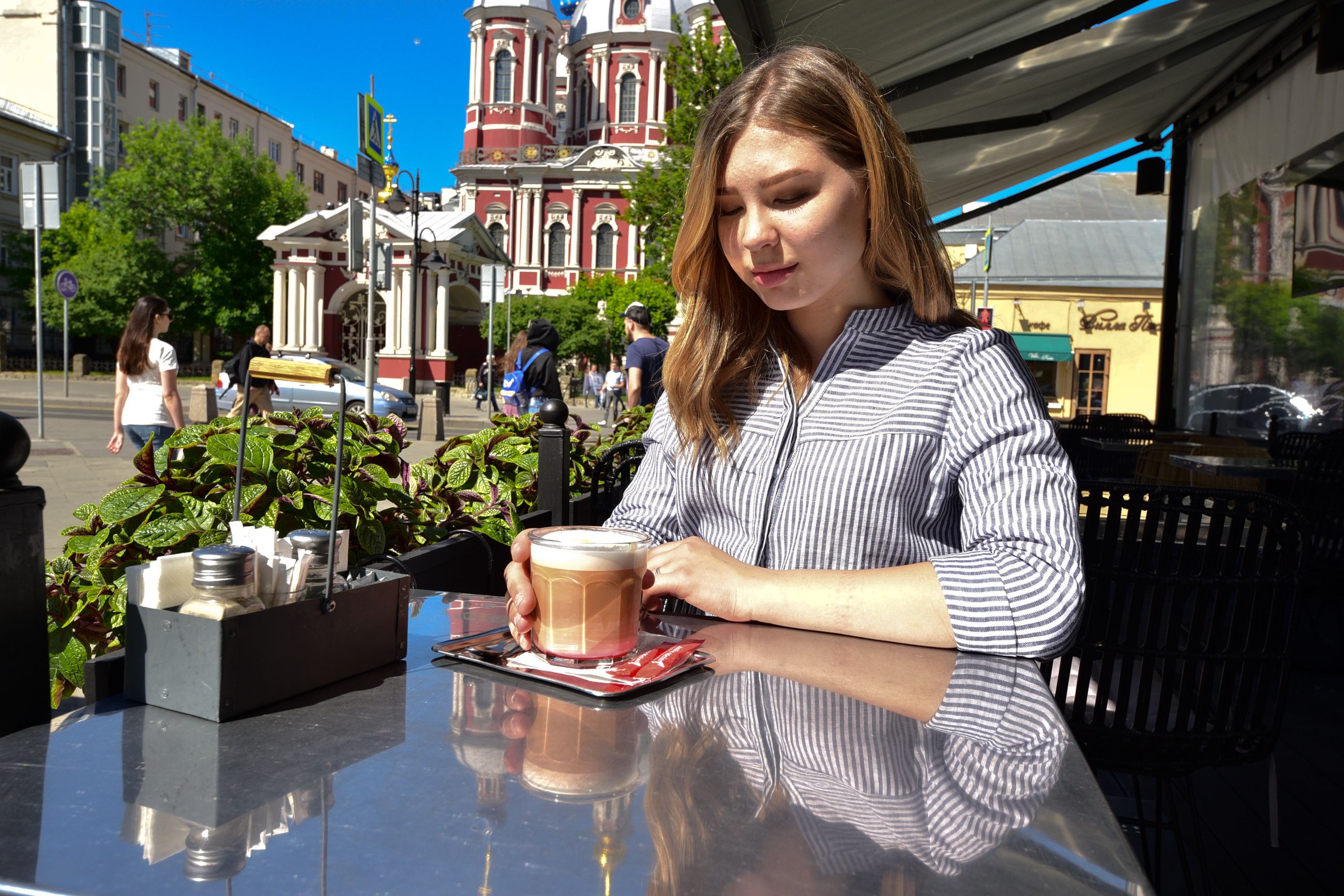 Дроны проследят за дистанцией на летних верандах московских кафе