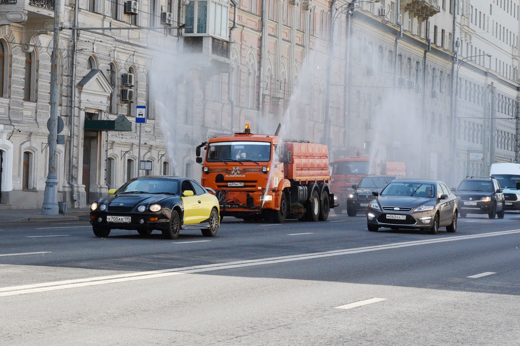 Московские дороги стали поливать каждые три часа