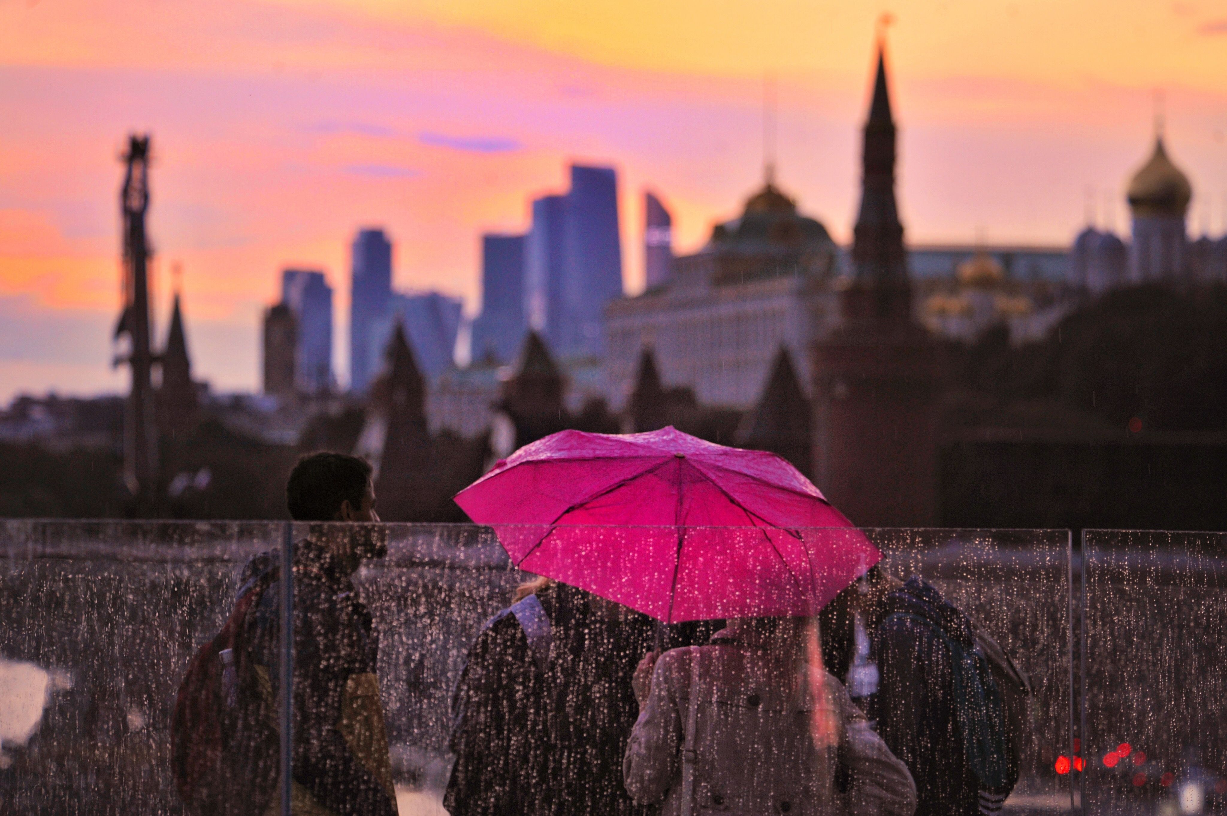 По-прежнему актуальны зонты. Фото: Анна Каунис, "Вечерняя Москва"