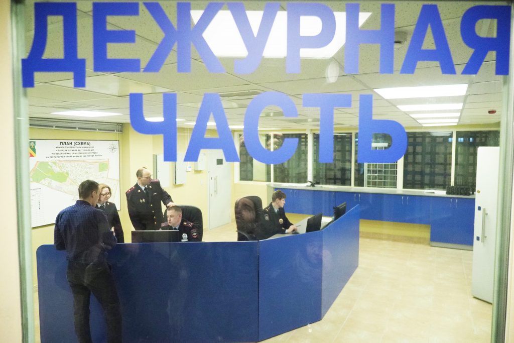 Полицейские УВД по ЮАО задержали подозреваемого в противоправных деяниях. Фото: Антон Гердо, «Вечерняя Москва»