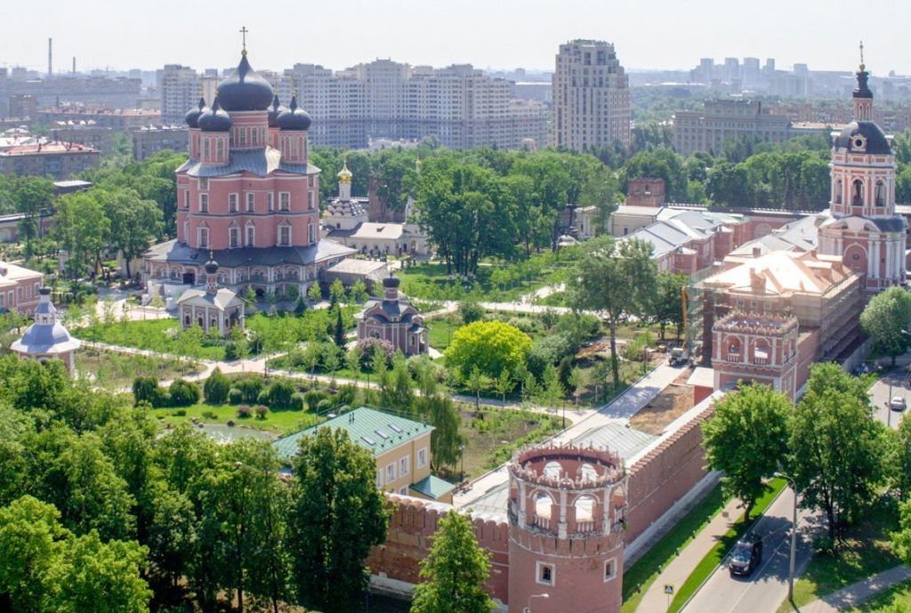 Москвичей пригласили на субботник в некрополе Донского монастыря. Фото: сайт мэра Москвы