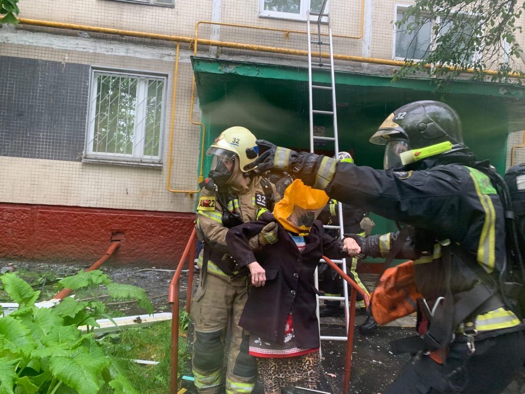 Пожарные спасли 8 человек. Фото: пресс-служба Управления по ЮАО Главного управления МЧС России по г. Москве