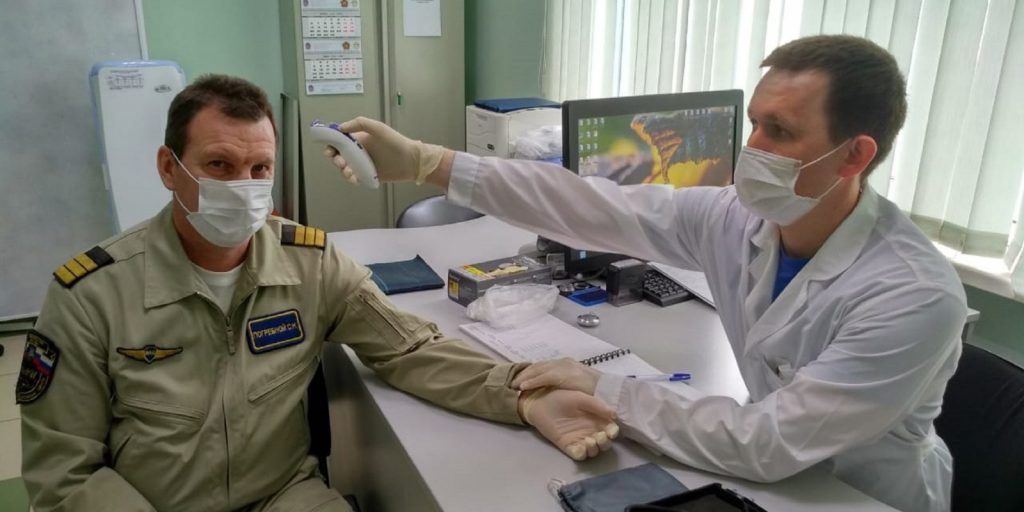 Московские спасатели поздравляют врачей с профессиональным праздником. Фото: пресс-служба ГОЧСиПБ