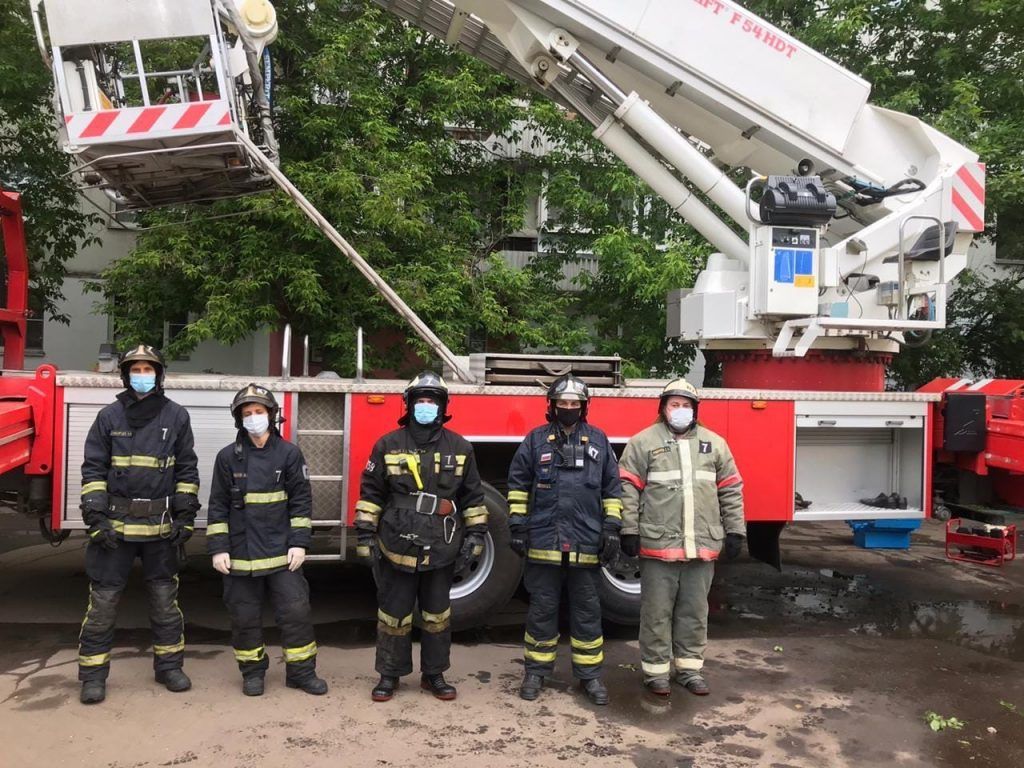 Спасли трех человек на пожаре. Фото: пресс-служба Управления по ЮАО Главного управления МЧС России по г. Москве