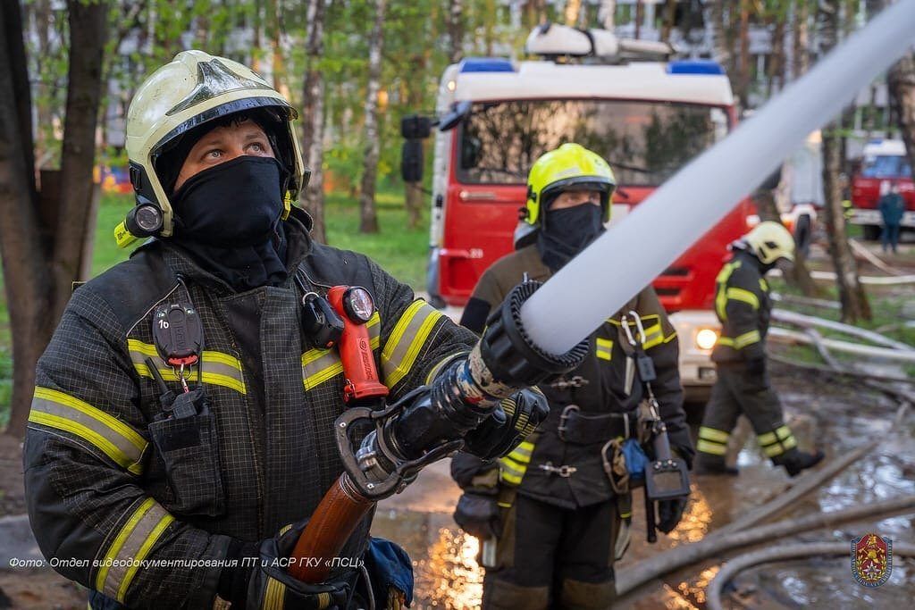 Пожарные столицы в онлайн режиме рассказывают студентам о своей работе. Фото: пресс-служба ГОЧСиПБ