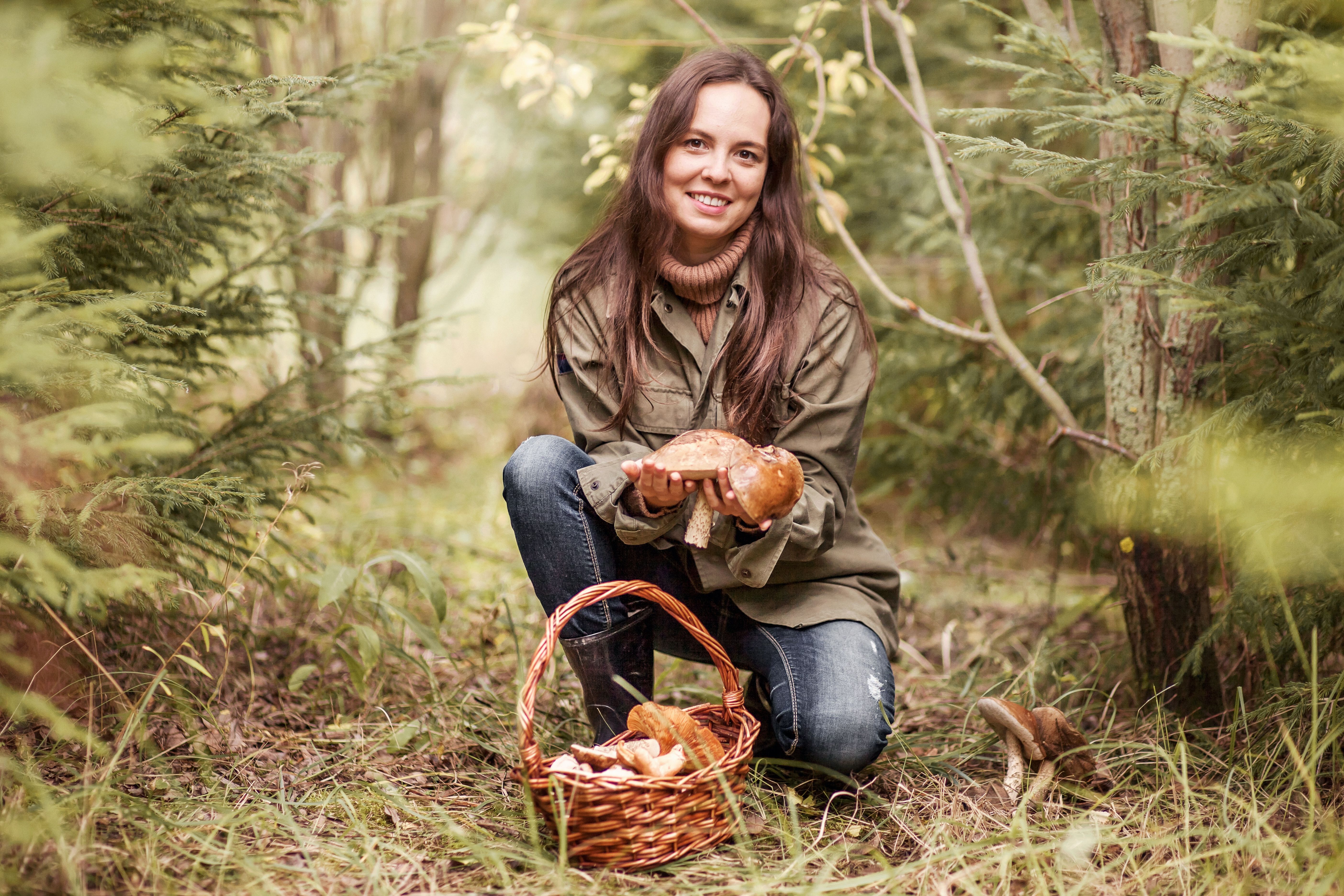 Девочка в лесу собирала грибы