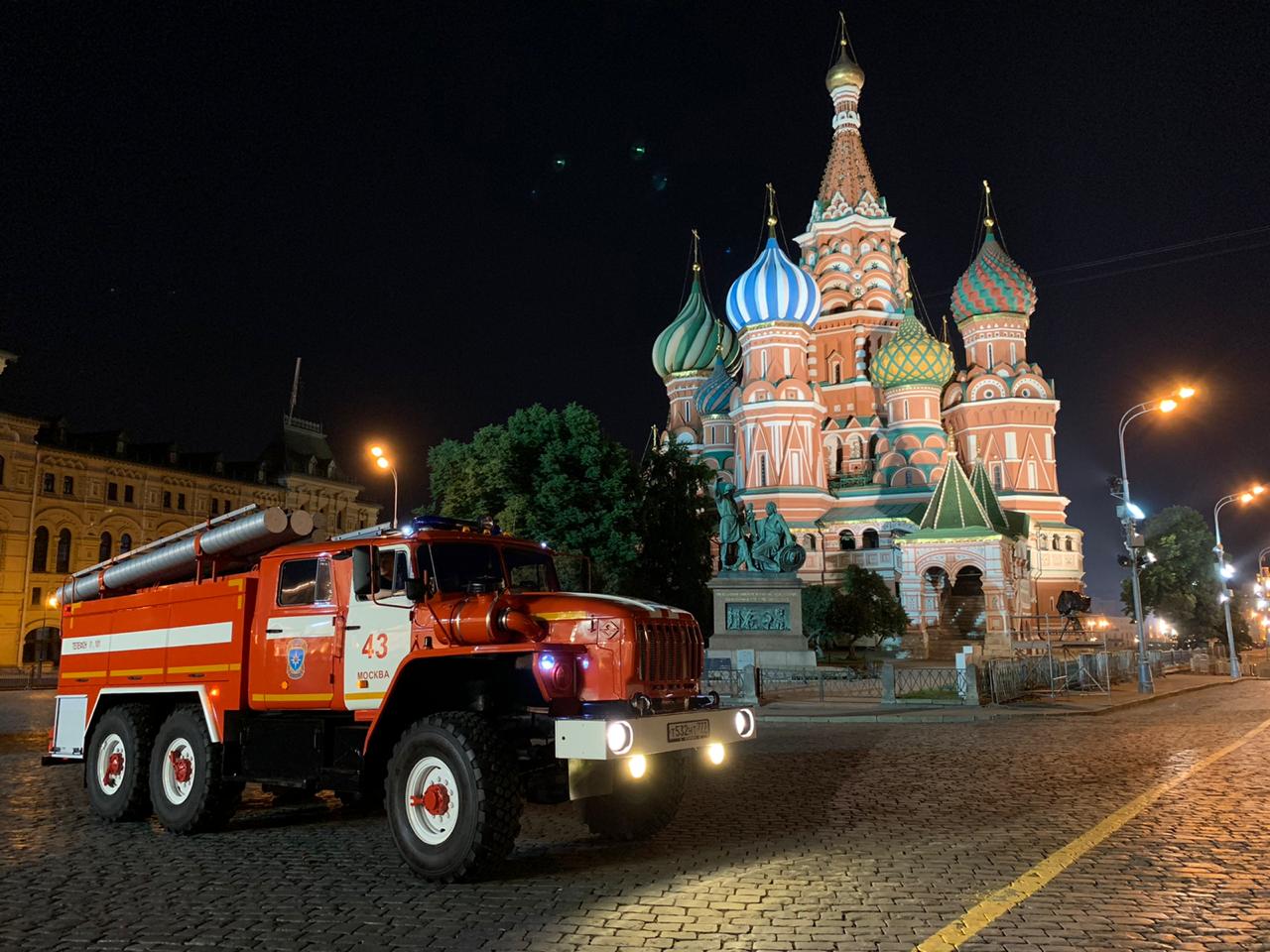 Специалисты столичного управления МЧС России обеспечили пожарную безопасность парада Победы