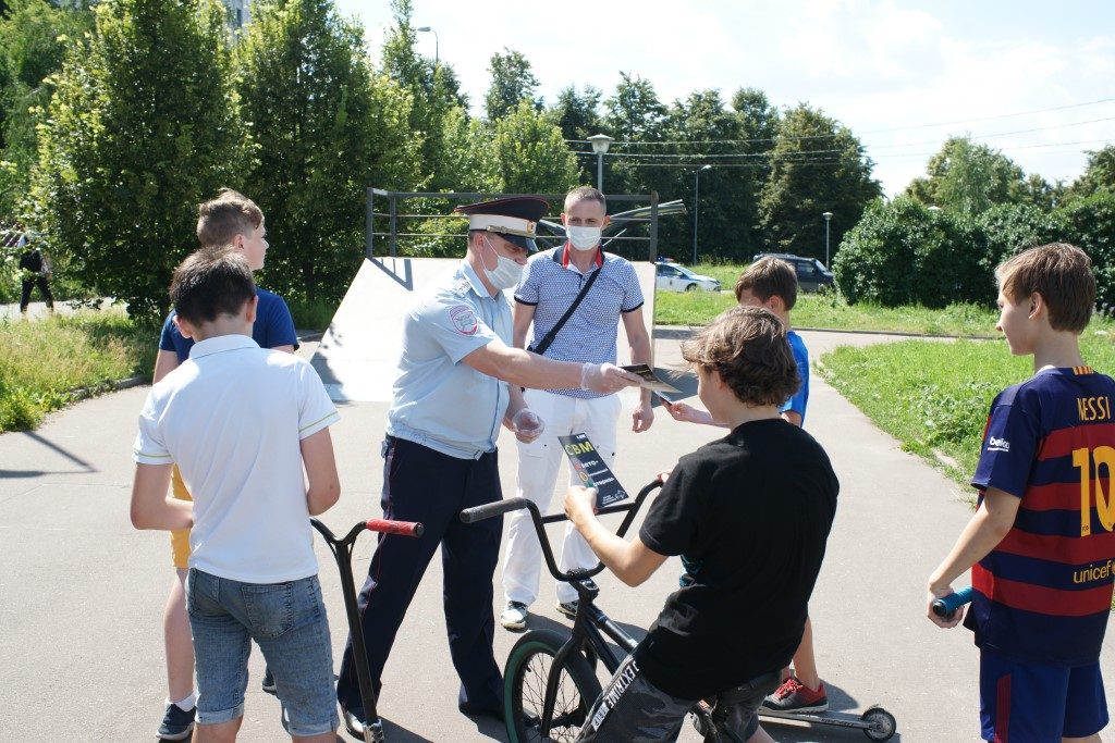 Член Общественного совета при УВД по ЮАО Павел Фомин совместно с сотрудниками полиции принял участие в профилактическом мероприятии среди юных велосипедистов и самокатчиков. Фото: пресс-служба УВД по ЮАО