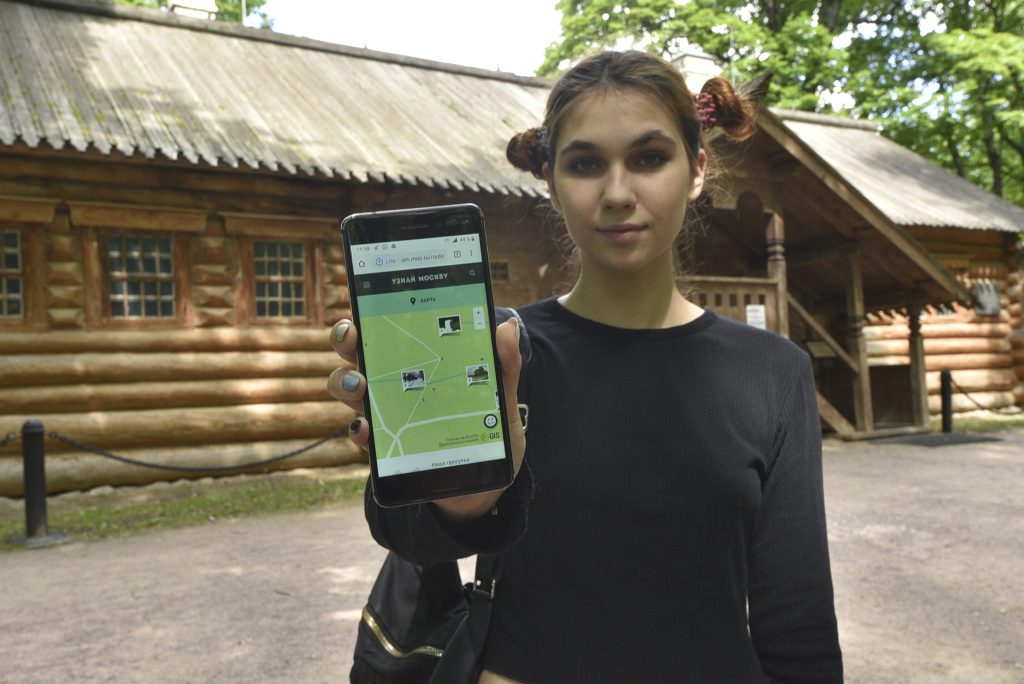 Корреспондент «Южных горизонтов» Диана Воронкова демонстрирует на экране телефона маршрут по «Коломенскому». Фото: Пелагия Замятина