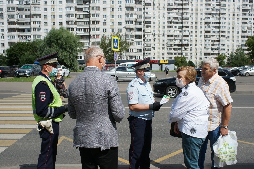 Общественный совет при УВД по ЮАО совместно с сотрудниками полиции принял участие в профилактическом мероприятии «Пешеходный переход». Фото: пресс-служба УВД по ЮАО