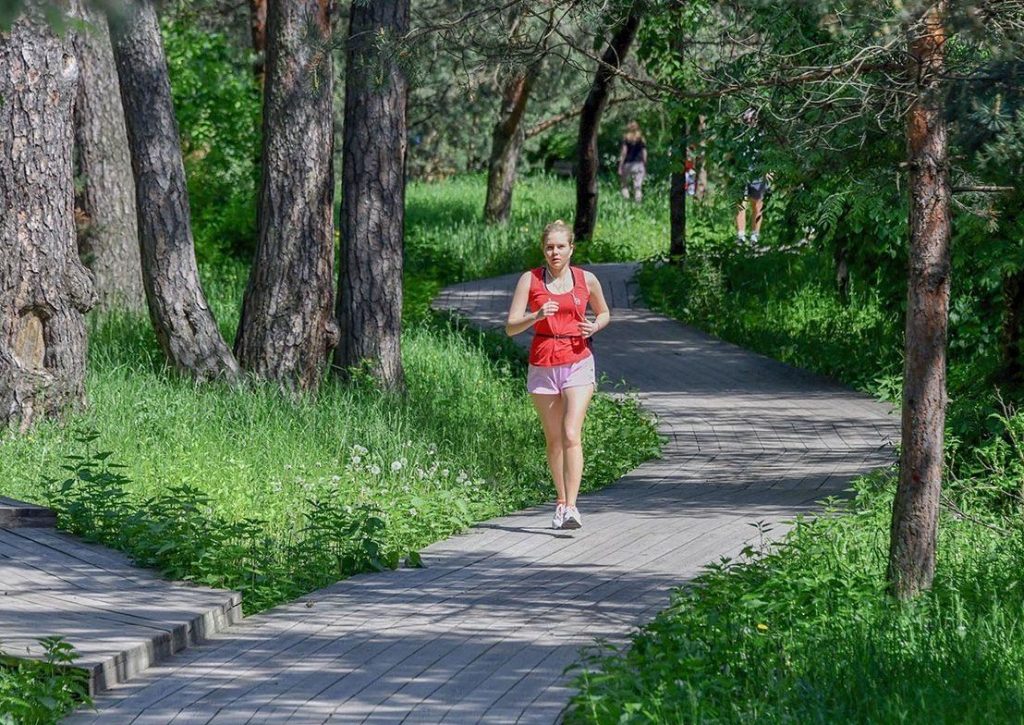 Депутат МГД Игорь Бускин отметил развитие инфраструктуры для бега в столичных парках. Фото: сайт мэра Москвы