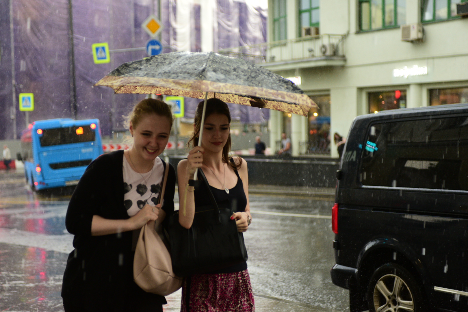 Москвичей предупредили о сильных дождях в середине недели