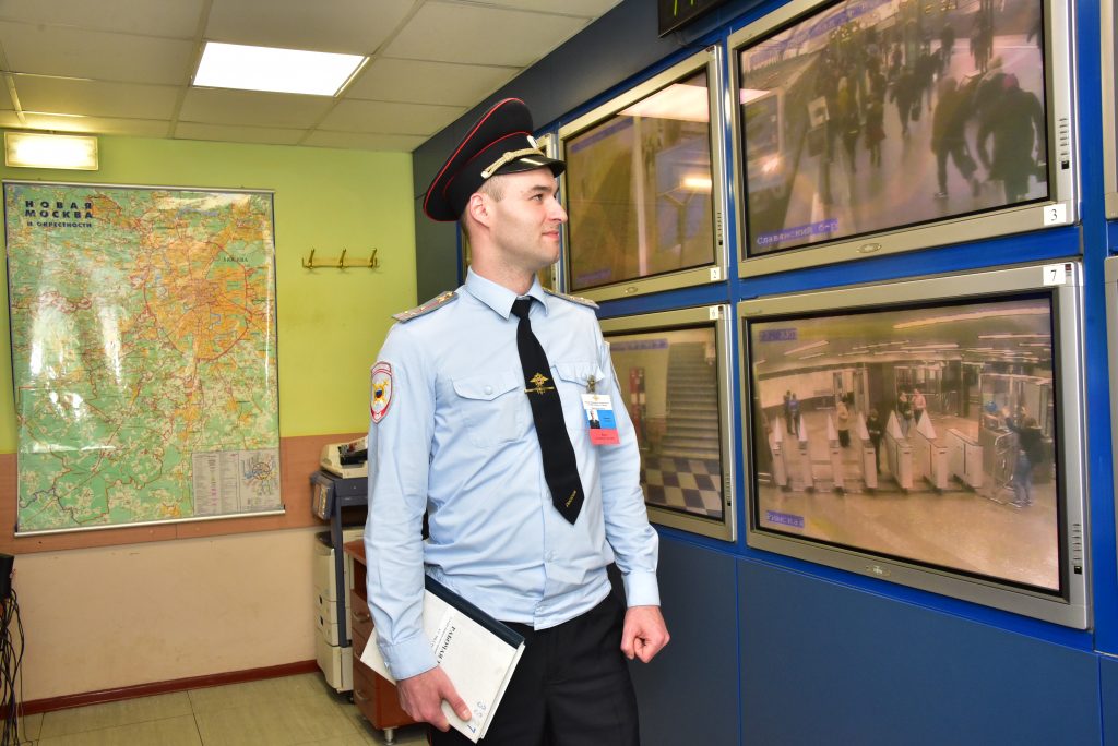 В Даниловском районе сотрудники полиции задержали подозреваемого в использовании поддельного документа. Фото: Антон Гердо, «Вечерняя Москва»