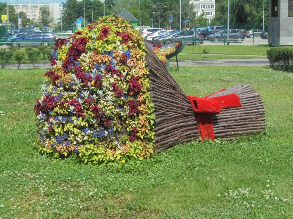 Одна из главных ландшафтных достопримечательностей Зябликова — клумба-букет. Фото: Вадим Грудцын