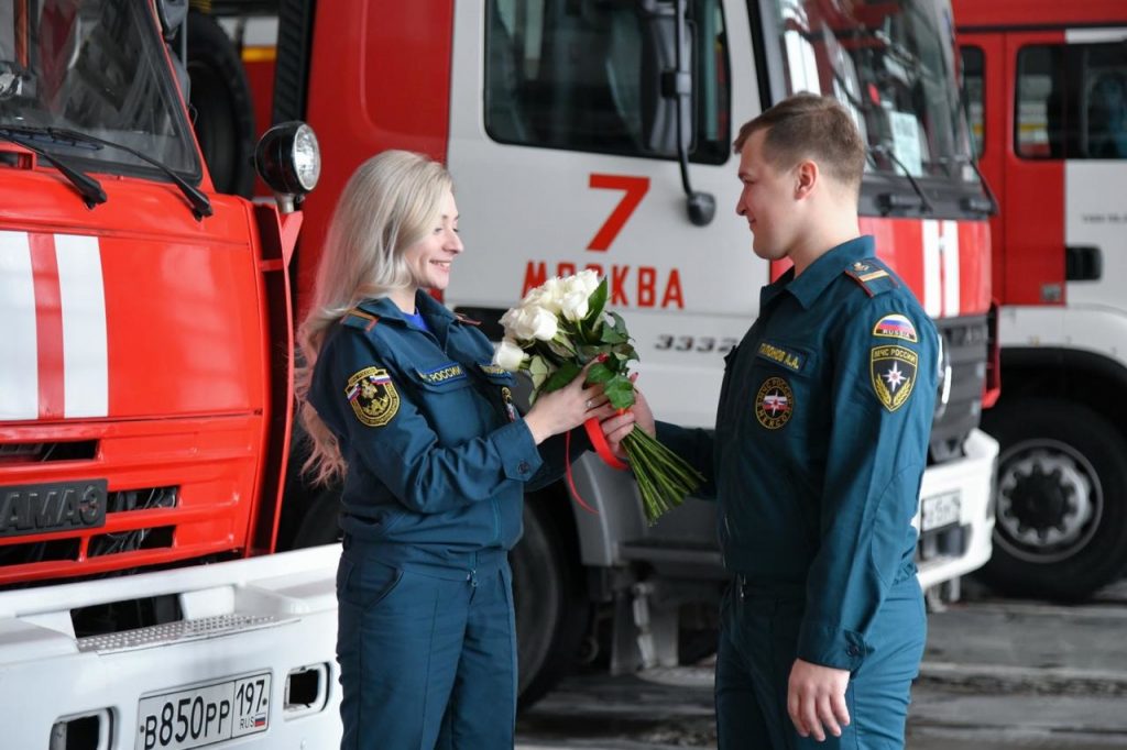 Простые секреты семейного счастья. Пожарные отмечают День семьи. Фото: пресс-служба Управления по ЮАО Главного управления МЧС России по г. Москве