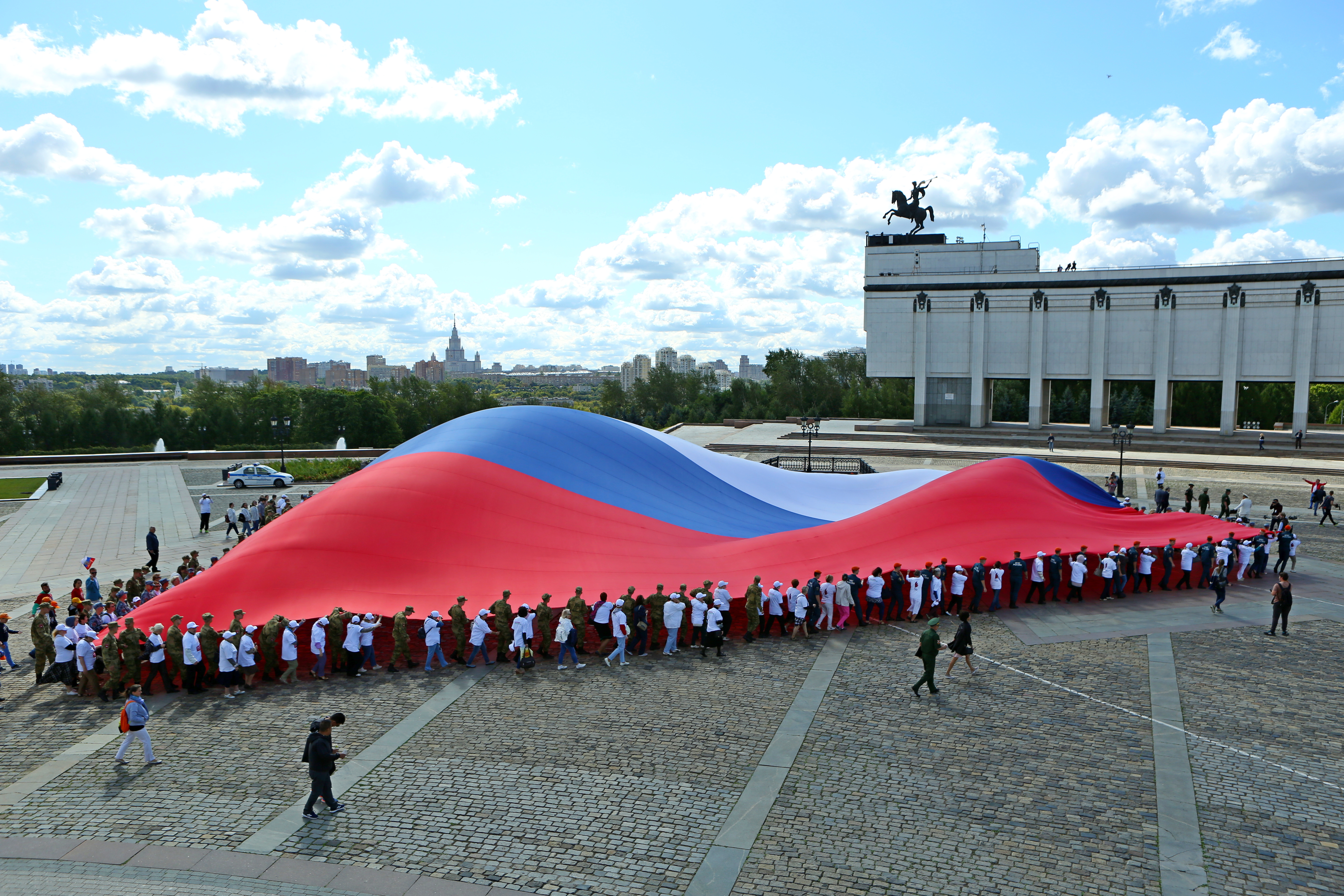 Жителей Москвы ждет теплая погода в День флага России